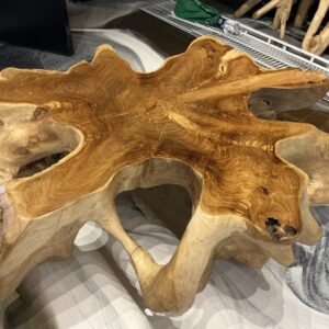 Medium coffee table lot#109